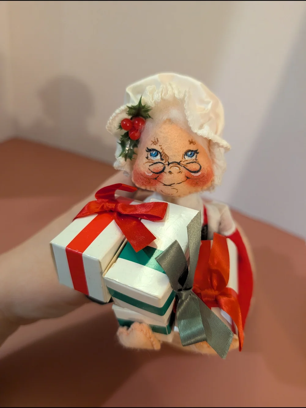 Vintage 1992 Annalee Mobilitee Mrs. Claus Figurine Holding Presents